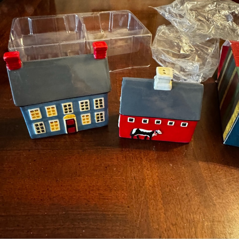 Hallmark Barn and House Salt & Pepper Shaker New American Landscape Series